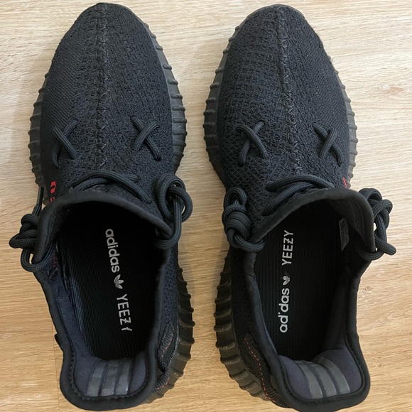 9.5 Yeezys - Picture 4 of 4